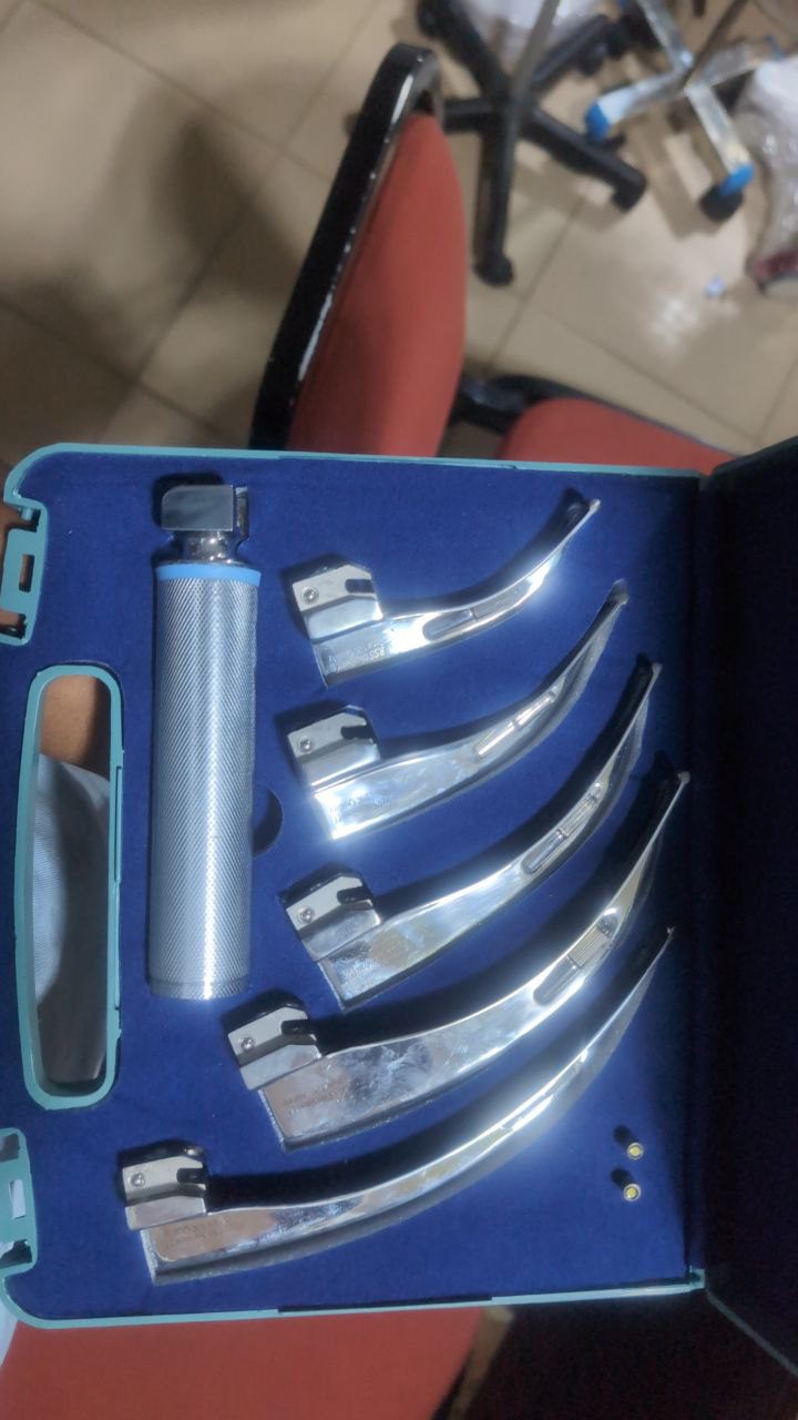 5 Blades Laryngoscope Set – High Quality Stainless Steel